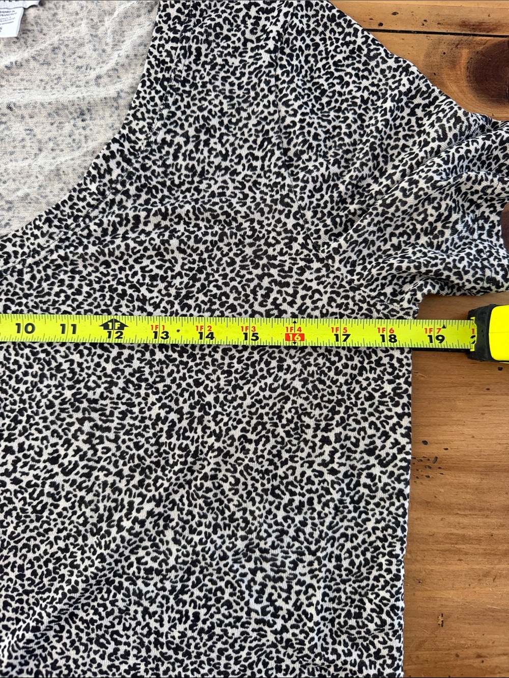 Athleta Breezy Scoop V-neck Tee leopard print size S - Picture 6 of 9
